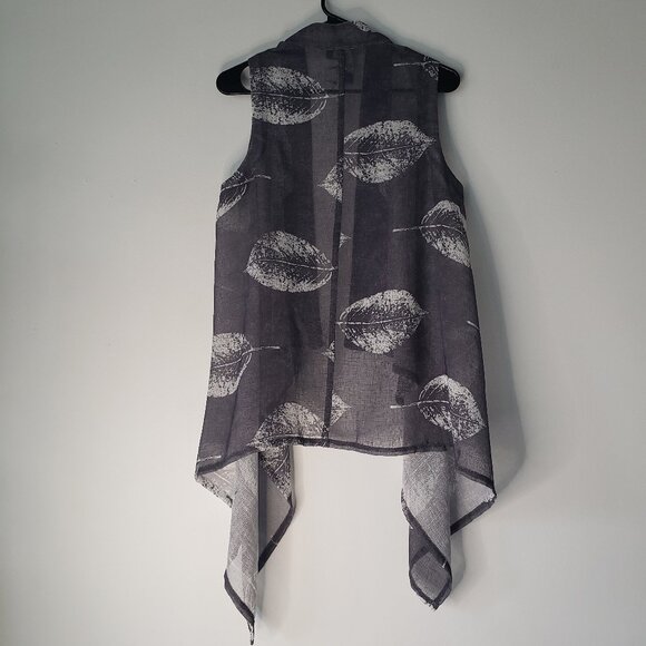 Gorgeous Grey + White Screen Printed Leaf on Linen Look Woven Fabric Vest - Picture 11 of 16
